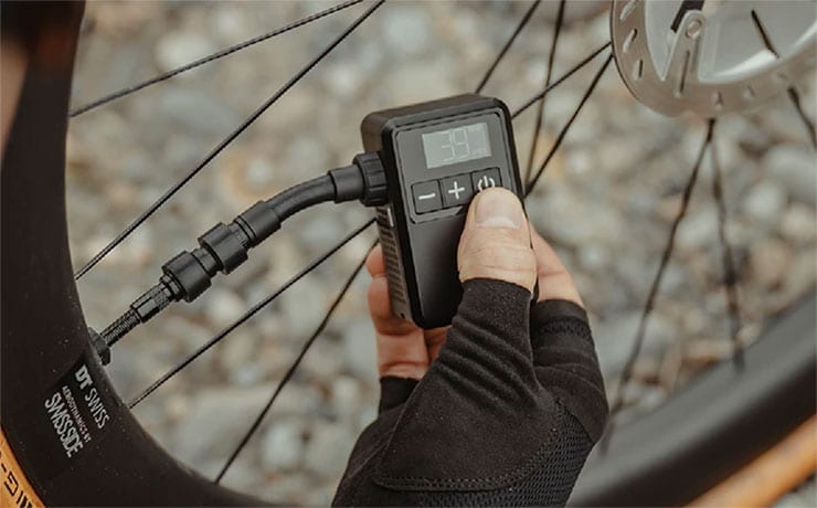 E-Booster Digital Mini(E-ブースター デジタル ミニ)電動エアーポンプ 米/仏式バルブ対応 携帯ポンプ