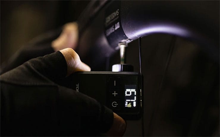 E-Booster Digital Mini(E-ブースター デジタル ミニ)電動エアーポンプ 米/仏式バルブ対応 携帯ポンプ