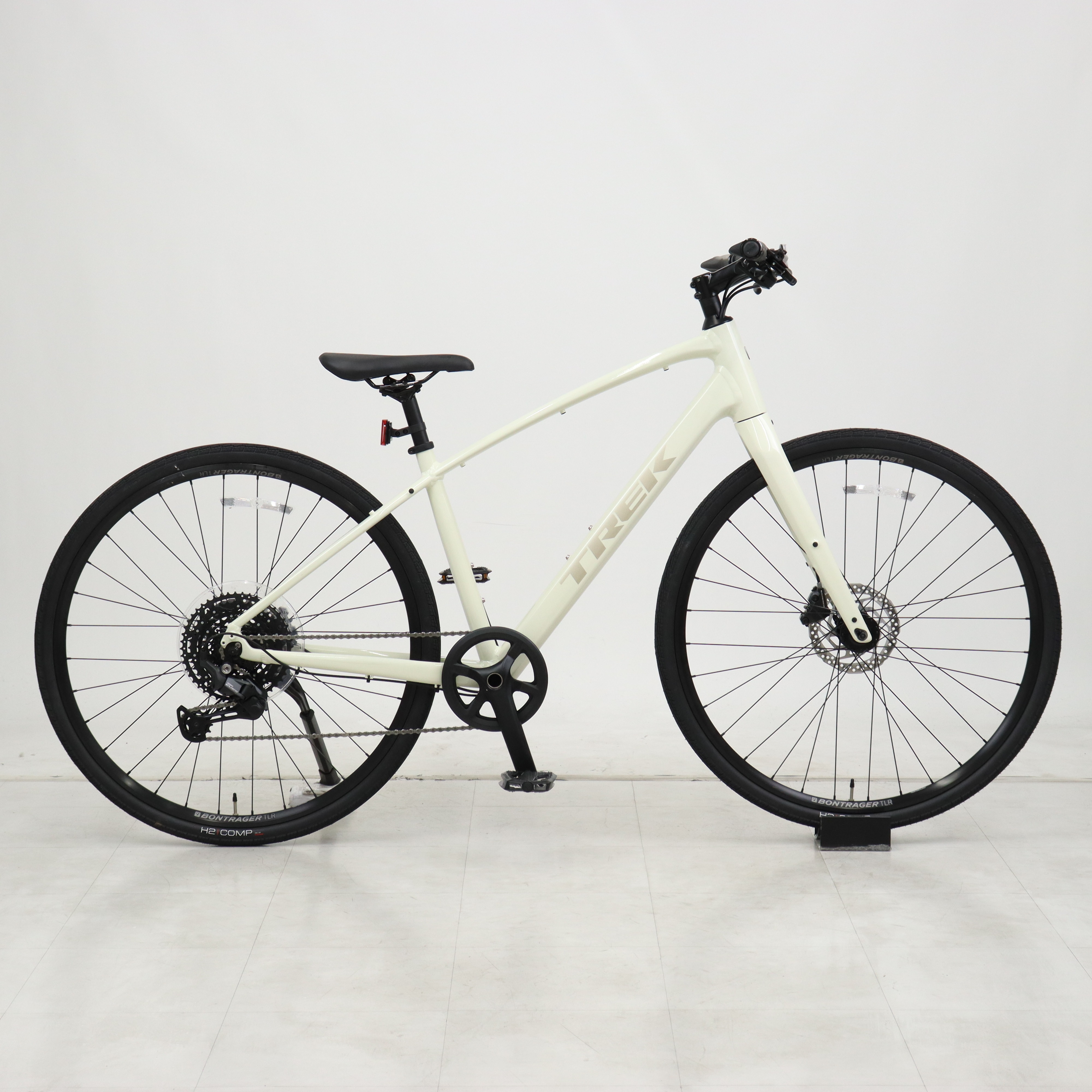 クロスバイク ホワイト 福岡県 引き取り 1月中旬頃発送》完成品でお届け!クロスバイク 7段変速 70×32C SHIMANO