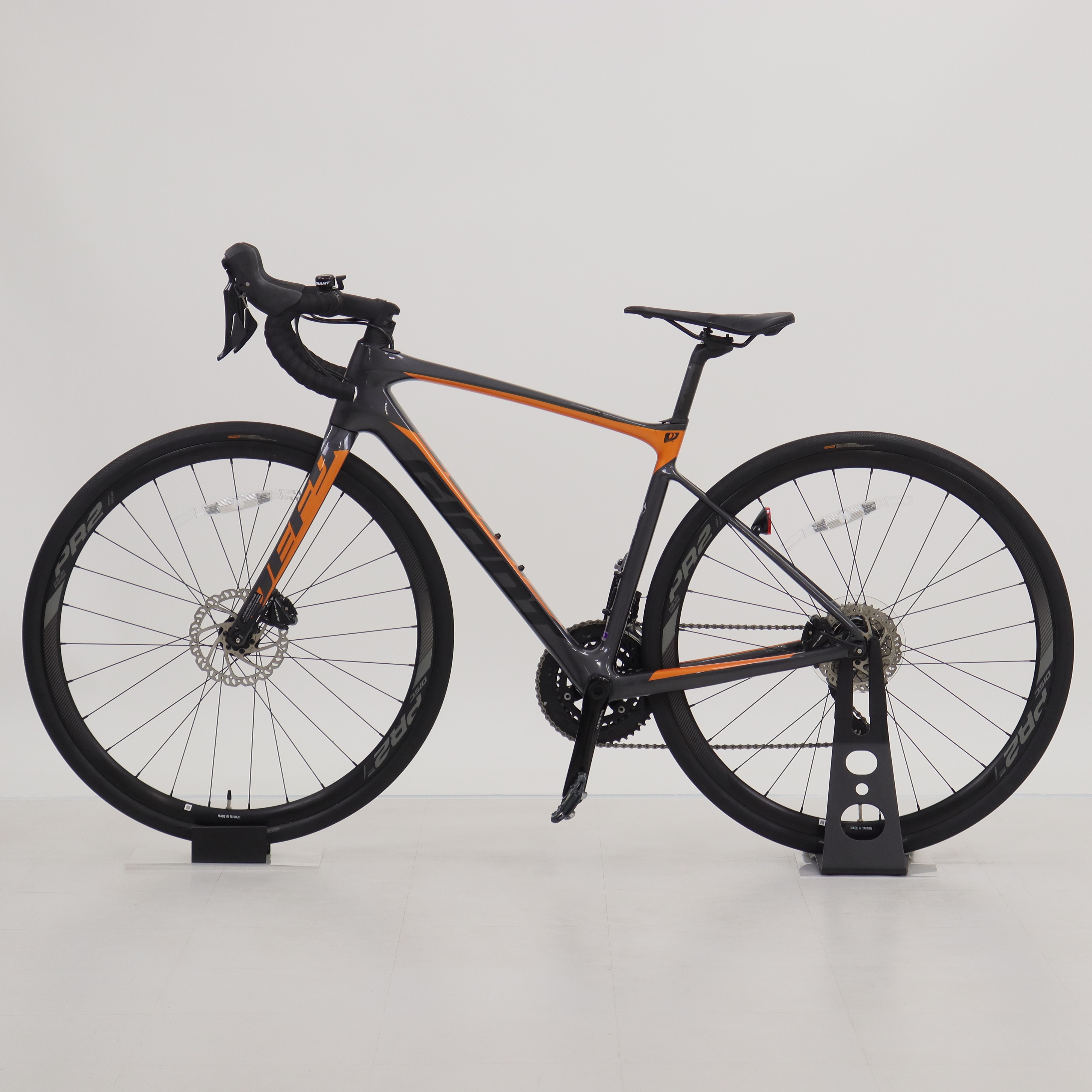 【即乘】送料無料 GIANT ロードバイク DEFY 超軽量10.2キロ 16速 GIANT ( ジャイアント ) ロードバイク DEFY ADVANCED 2