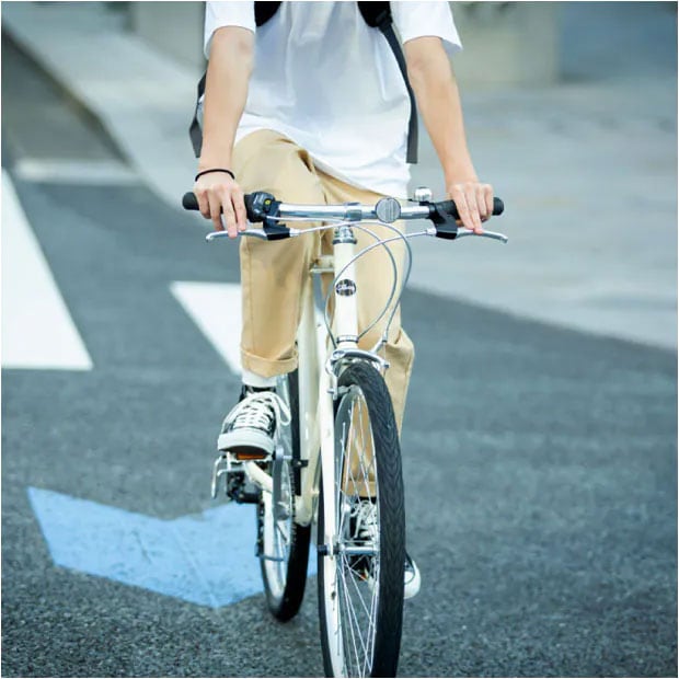 電動アシスト自転車 クリーム色 前後バスケット付き (渋谷駅、原宿駅等